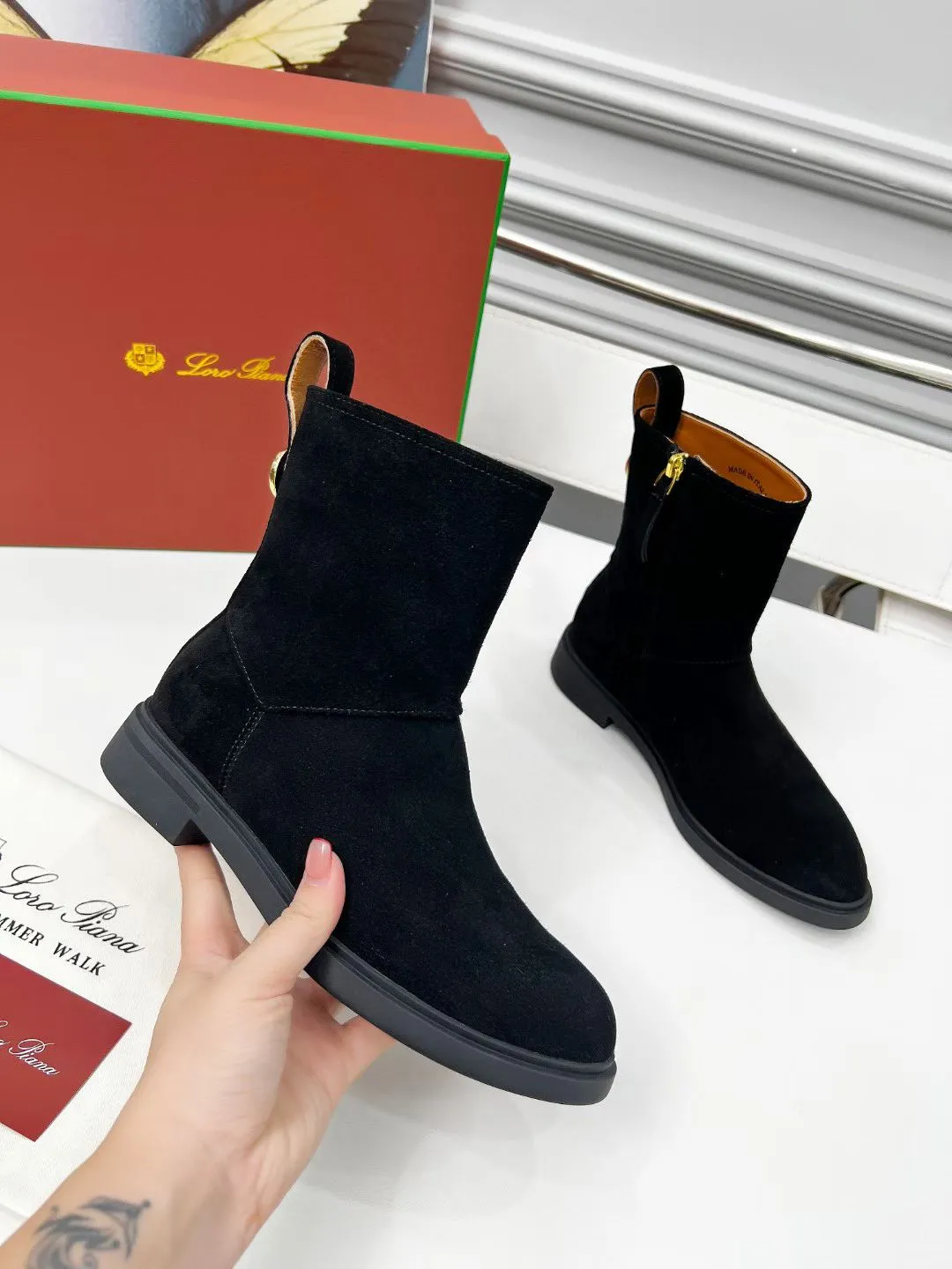 👟👟Ex-factory price 620👟👟 First-layer cow leather, G02 purchasing level WYSIWYG Loro Piana LP 130s new autumn and winter Kilda ankle boots side zipper short boots. This iconic ankle boot is made of waxed cow leather/suede sheepskin material, giving it a rustic and unique retro aesthetic. The casual yet sophisticated style is perfect for urban looks as well as relaxed weekend looks. The sole is Loro Piana non-slip rubber sole. Leather lining, interior zip closure with tonal zip puller at top. Metallic detail at back. Leather ring pull tabs engraved with brand logo One-piece tonal rubber sole Rubber sole with anti-slip LP detail! Upper: Imported calfskin/nubuck leather Inner foot pads: cowhide Sole: Original molded rubber outsole Size: 35-40 (41 is custom-made and cannot be returned or exchanged)